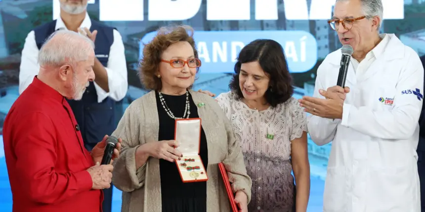 Pesquisadora Margareth Dalcolmo recebe medalha Oswaldo Cruz Pesquisadora Margareth Dalcolmo recebe medalha Oswaldo Cruz