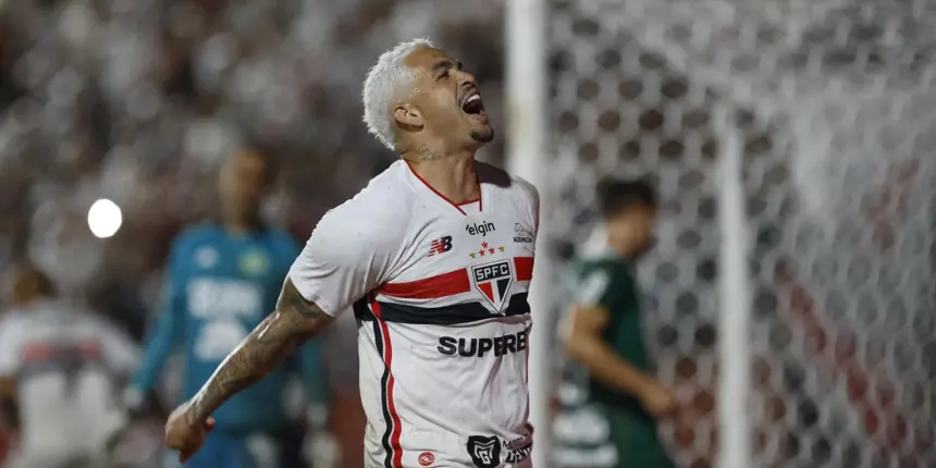 São Paulo vence Chapecoense e assume liderança isolada do Brasileiro São Paulo vence Chapecoense e assume liderança isolada do Brasileiro