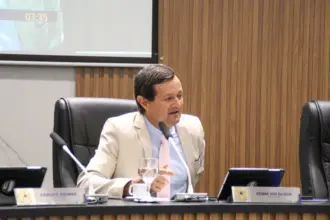 Vereador Gesmar José solicita rotatória ou lombada eletrônica em frente à escola no Bairro Primavera