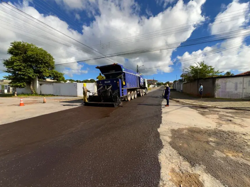Goiás em Movimento leva asfalto novo às ruas de Posse Goiás em Movimento leva asfalto novo às ruas de Posse