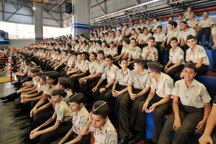 Governo anuncia investimento de R$ 75 milhões do Bolsa Uniforme para alunos de Colégios Militares Governo anuncia investimento de R$ 75 milhões do Bolsa Uniforme para alunos de Colégios Militares
