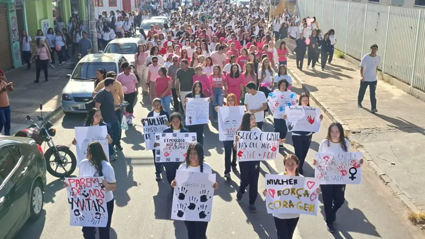 Seduc participa de caminhada e entrega espaço em homenagem a educadora vítima de feminicídio Seduc participa de caminhada e entrega espaço em homenagem a educadora vítima de feminicídio