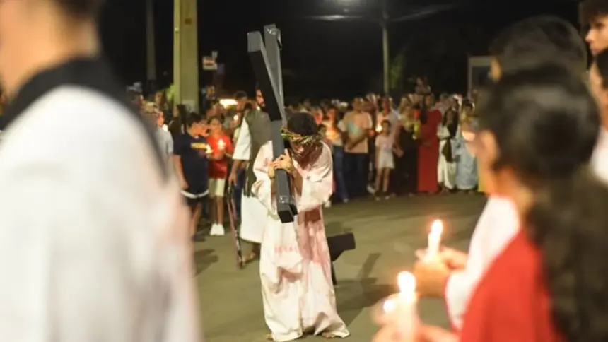 Via-Sacra reúne fiéis e marca a Segunda-feira Santa em Goianésia Via-Sacra reúne fiéis e marca a Segunda-feira Santa em Goianésia