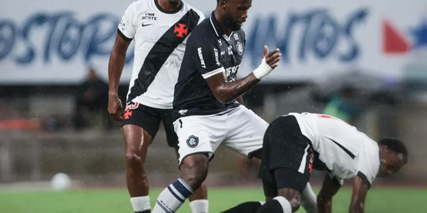 Após atraso devido à chuva, Remo e Vasco empatam pelo Brasileirão Após atraso devido à chuva, Remo e Vasco empatam pelo Brasileirão