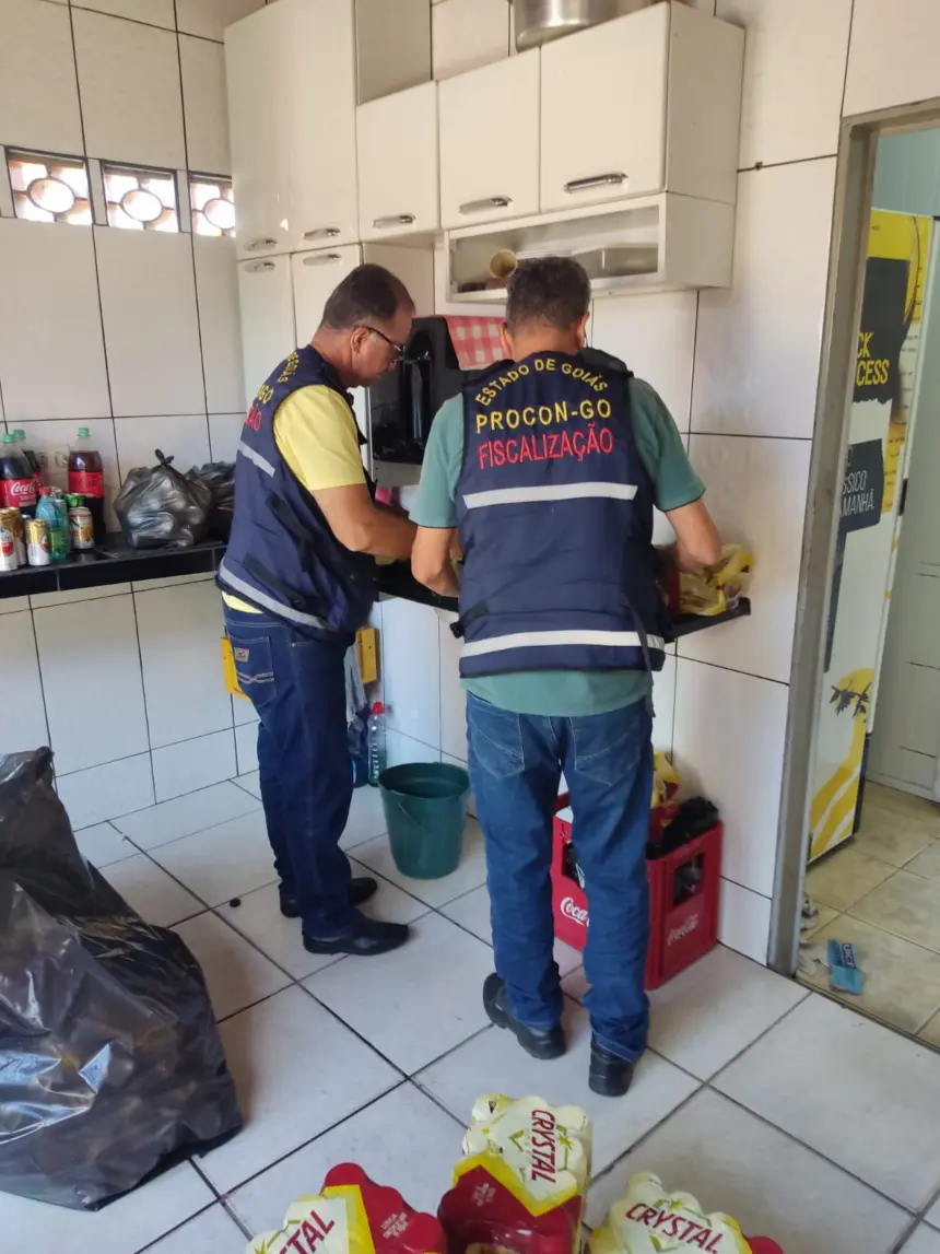 Em Jandaia, Procon apreende quase 450 latas de cervejas vencidas Em Jandaia, Procon apreende quase 450 latas de cervejas vencidas