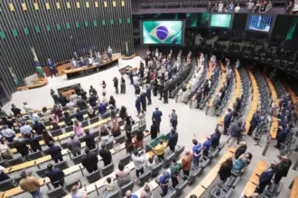 Proposta para reduzir jornada de trabalho avança e pode acabar com escala 6 por 1