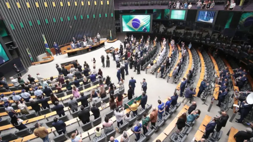 Proposta para reduzir jornada de trabalho avança e pode acabar com escala 6 por 1 Proposta para reduzir jornada de trabalho avança e pode acabar com escala 6 por 1