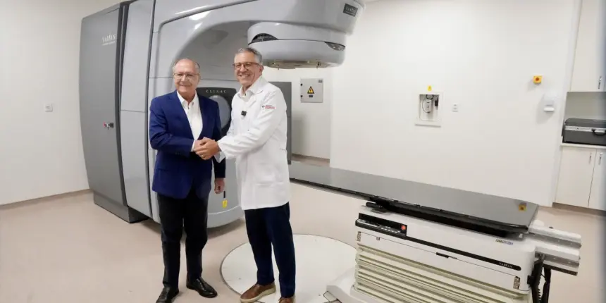 Governo entrega aceleradores lineares para radioterapia para 5 estados Governo entrega aceleradores lineares para radioterapia para 5 estados