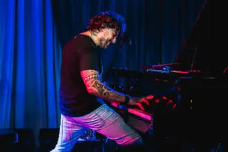 Piano e rock se encontram no palco do Teatro Goiânia no próximo sábado