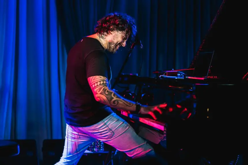Piano e rock se encontram no palco do Teatro Goiânia no próximo sábado Piano e rock se encontram no palco do Teatro Goiânia no próximo sábado