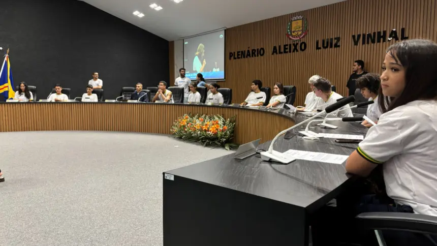 Câmara de Goianésia abre as portas e aproxima alunos da política com programa Escola na Câmara
