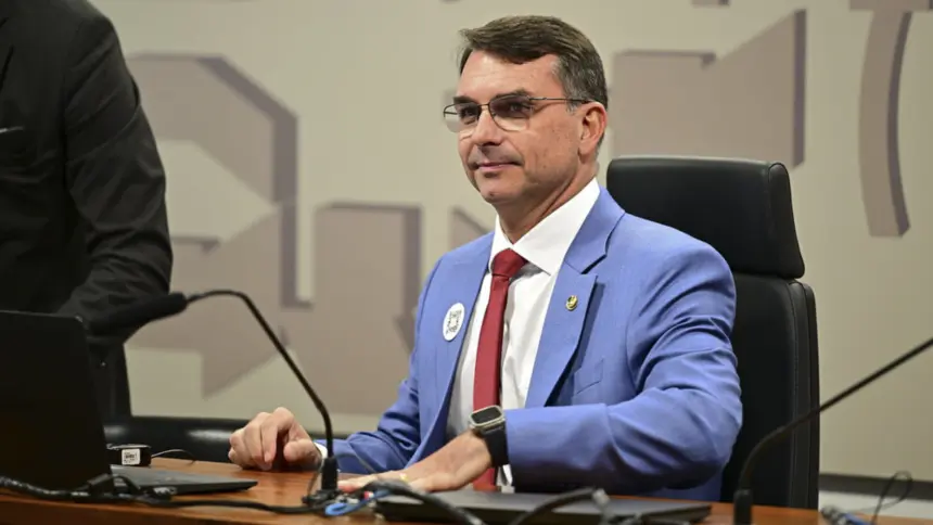 Áudio de Flávio Bolsonaro provoca reação de pré-candidatos da direita