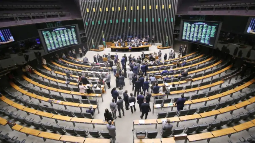 Câmara dos Deputados aprova projeto que torna crimes sexuais hediondos e proíbe fiança Câmara dos Deputados aprova projeto que torna crimes sexuais hediondos e proíbe fiança