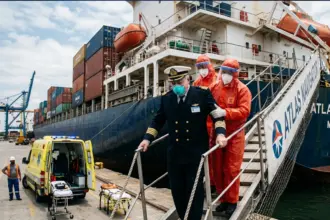Capitão de navio com surto de hantavírus deixa a embarcação