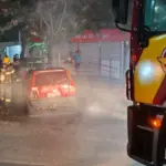 Fiat Uno pega fogo no Centro de Goianésia e mobiliza Corpo de Bombeiros