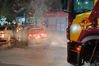 Fiat Uno pega fogo no Centro de Goianésia e mobiliza Corpo de Bombeiros