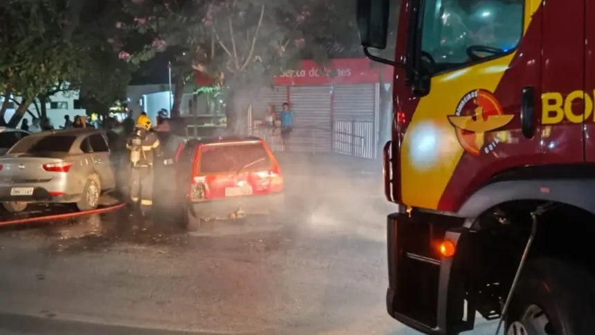 Fiat Uno pega fogo no Centro de Goianésia e mobiliza Corpo de Bombeiros Fiat Uno pega fogo no Centro de Goianésia e mobiliza Corpo de Bombeiros
