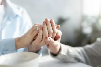 Casos de Parkinson devem dobrar até 2050: conheça os sinais de alerta e o que a ciência diz sobre retardar a doença