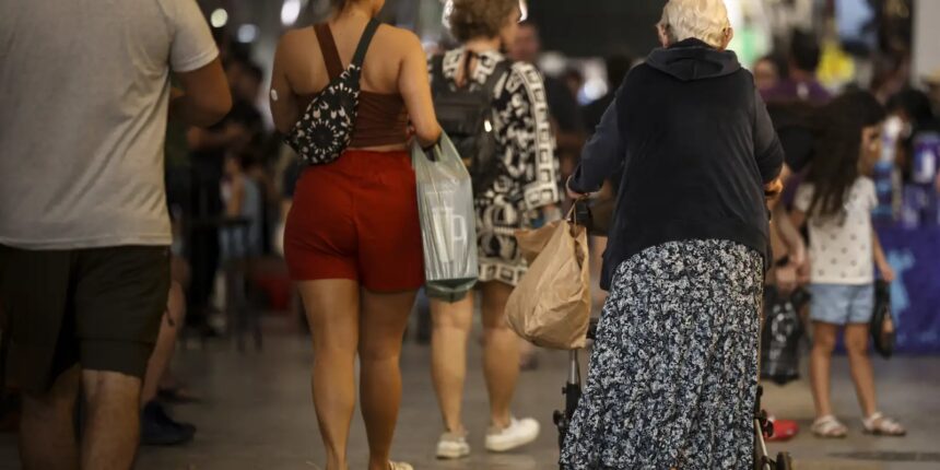 Defeitos em calçadas fazem 42% dos idosos terem medo de cair Defeitos em calçadas fazem 42% dos idosos terem medo de cair