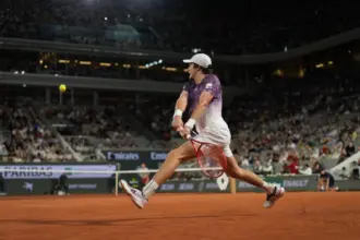 João Fonseca faz história em Roland Garros e avança às quartas de final pela primeira vez