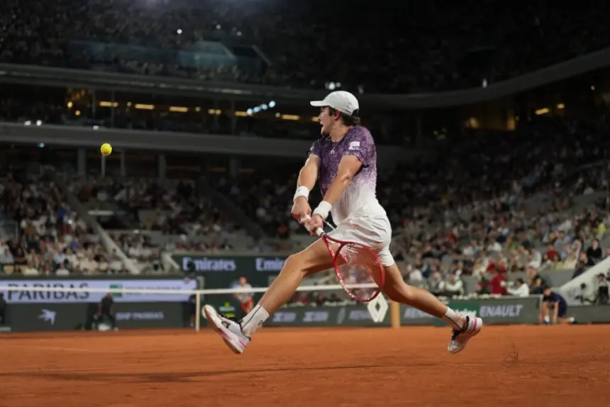 João Fonseca faz história em Roland Garros e avança às quartas de final pela primeira vez João Fonseca faz história em Roland Garros e avança às quartas de final pela primeira vez