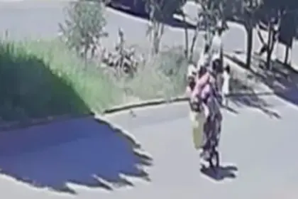 Jovem é preso após empinar moto, atropelar grávida e duas crianças