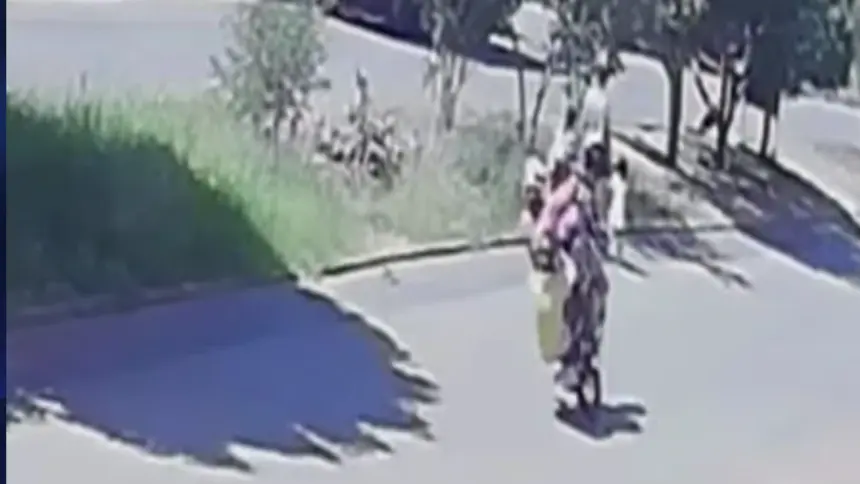 Jovem é preso após empinar moto, atropelar grávida e duas crianças Jovem é preso após empinar moto, atropelar grávida e duas crianças