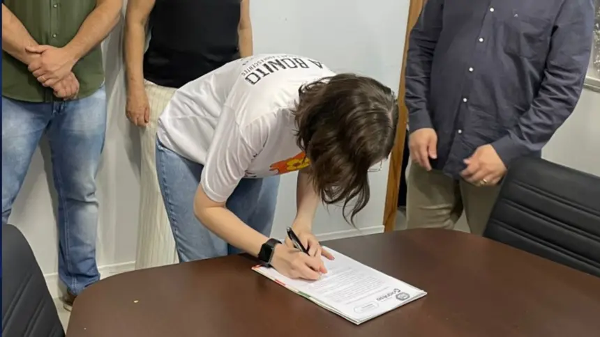 Luciana Naves assume Prefeitura de Goianésia durante licença do prefeito Renato de Castro Luciana Naves assume Prefeitura de Goianésia durante licença do prefeito Renato de Castro