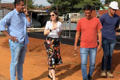 Luciana Naves visita obras de creches e complexo esportivo em Goianésia