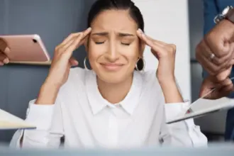 Nova regra trabalhista obriga empresas a agir contra burnout, assédio e adoecimento mental