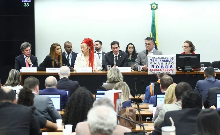 Fim da escala 6×1: relator propõe jornada de 40h semanais com transição de 14 meses; votação será nesta quarta Fim da escala 6×1: relator propõe jornada de 40h semanais com transição de 14 meses; votação será nesta quarta