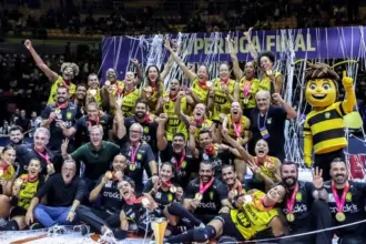 Praia Clube bate Minas e fatura título da Superliga Feminina de vôlei