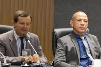 Vereadores Gesmar José e Sargento Santos solicitam reforço de sinalização no Bairro Muniz Falcão