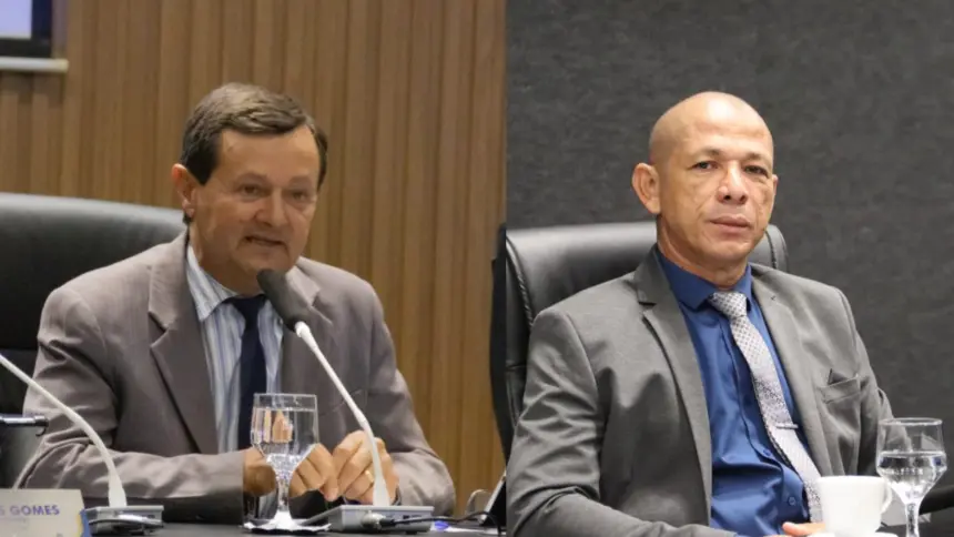 Vereadores Gesmar José e Sargento Santos solicitam reforço de sinalização no Bairro Muniz Falcão