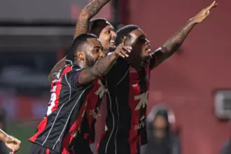 Vitória mostra eficiência e elimina Flamengo da Copa do Brasil