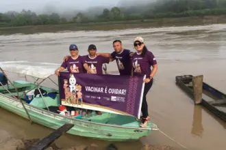 Profissionais de saúde vencem desafios para vacinação em área indígena