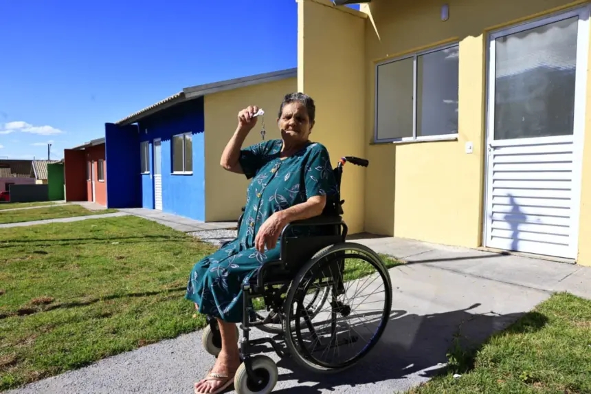 Famílias de Três Ranchos e Ouvidor recebem chaves das moradias