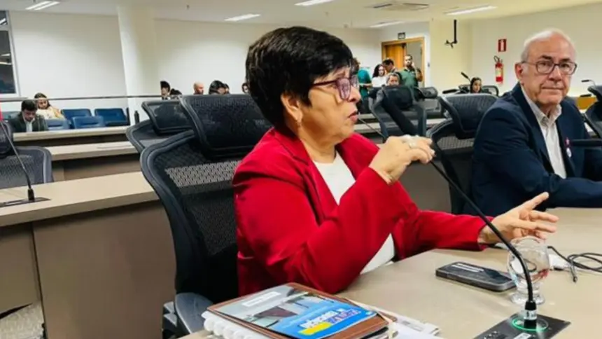 Bia de Lima defende valorização salarial de administrativos da educação em sessão solene