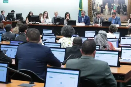 CCJ da Câmara adia análise da PEC da redução da maioridade penal