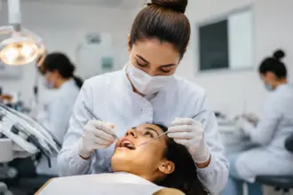 Odontologia: por que a formação técnica virou diferencial para quem quer seguir carreira