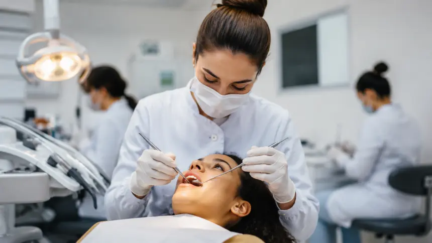Odontologia: por que a formação técnica virou diferencial para quem quer seguir carreira Odontologia: por que a formação técnica virou diferencial para quem quer seguir carreira