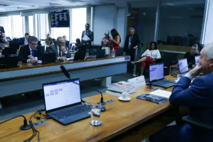 Senadores discutem ritmo de tramitação da PEC do fim da escala 6×1