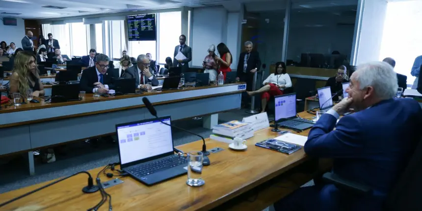 Senadores discutem ritmo de tramitação da PEC do fim da escala 6×1 Senadores discutem ritmo de tramitação da PEC do fim da escala 6×1