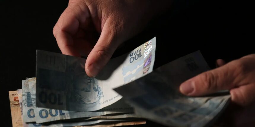 Brasileiros sacaram em abril R$ 482,8 milhões esquecidos em bancos Brasileiros sacaram em abril R$ 482,8 milhões esquecidos em bancos