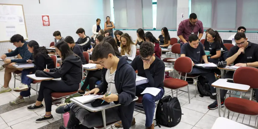Educação financeira pode ser incluída no currículo escolar Educação financeira pode ser incluída no currículo escolar