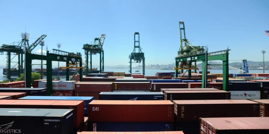 Tarifaço deve ter efeito limitado na balança comercial brasileira Tarifaço deve ter efeito limitado na balança comercial brasileira