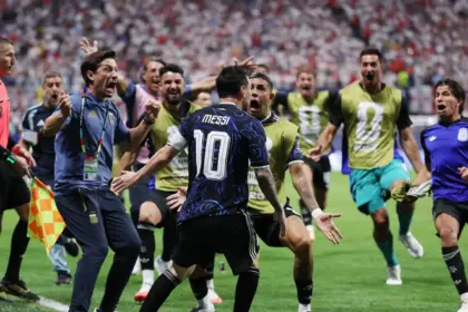 Argentina vence a Inglaterra de virada e enfrentará a Espanha na final da Copa do Mundo