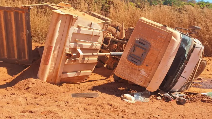 Caminhão tomba na zona rural de Barro Alto e motorista é resgatado com ferimentos Caminhão tomba na zona rural de Barro Alto e motorista é resgatado com ferimentos