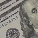 Dólar encosta em R$ 5,10 com tarifaço e tensão global