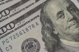 Dólar encosta em R$ 5,10 com tarifaço e tensão global